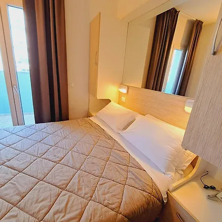 Butterfly & Younique 리미니