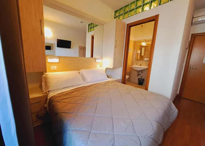 Butterfly & Younique רימיני