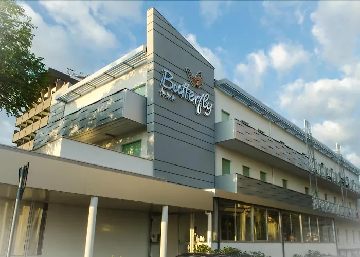 Butterfly & Younique 3* רימיני